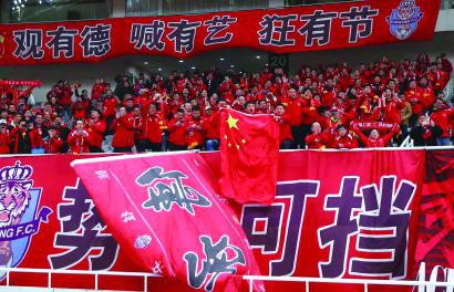 颜莘城(中)等上港球迷热情助威