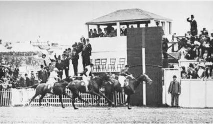1900年职业赛马骑师策骑方式（图片提供： Vincent Orchard）
