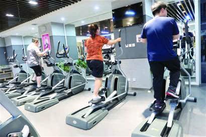 公共健身场所全面开放 跑步“撸铁”重回市民生