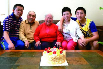 邓亚萍(右二)一家给妈妈(中)过母亲节