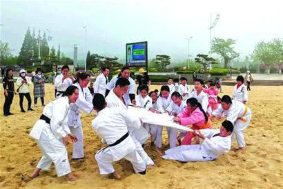 公共健身场所全面开放 跑步“撸铁”重回市民生