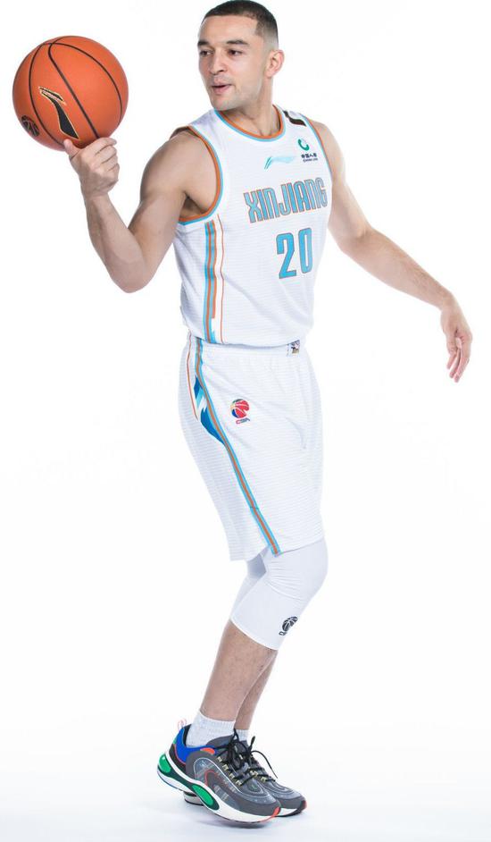 本赛季郭艾伦助攻数99个 排在国内球员之首