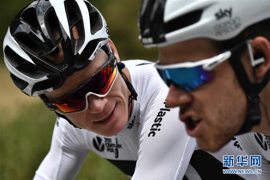 ↑ 7月20日，卫冕冠军、天空车队英国车手弗鲁姆（左）在比赛中与队友交谈。 当日，2018年环法自行车赛第13赛段比赛举行。本赛段从瓦桑堡至瓦朗斯，全长169.5公里，途中设有一个三级爬坡点和一个四级爬坡点。 新华社/路透