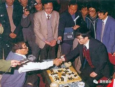 首届中日围棋擂台赛，聂卫平战胜藤泽秀行后两人握手