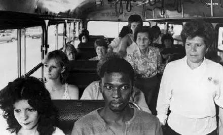 为抗议种族隔离乘坐白人巴士的南非黑人男子