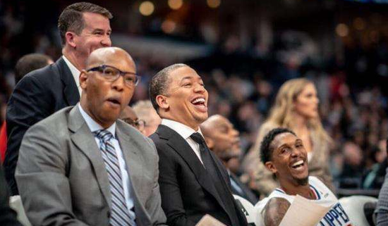 他是NBA唯一同时交两女友 还能和谐相处的球员