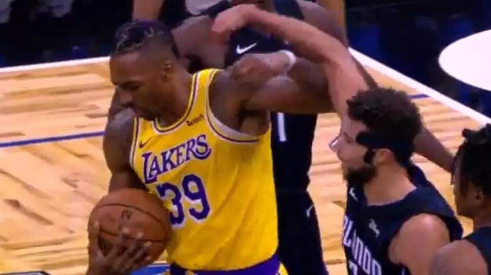 打起来了，爆发冲突，霍华德遭四人围剿！