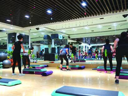 公共健身场所全面开放 跑步“撸铁”重回市民生