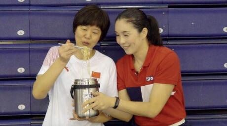 阔别亚运赛场20年的前中国女排队长孙玥也来到了赛场。