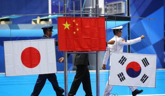 亚运会颁奖仪式上，韩国国旗被挂反。