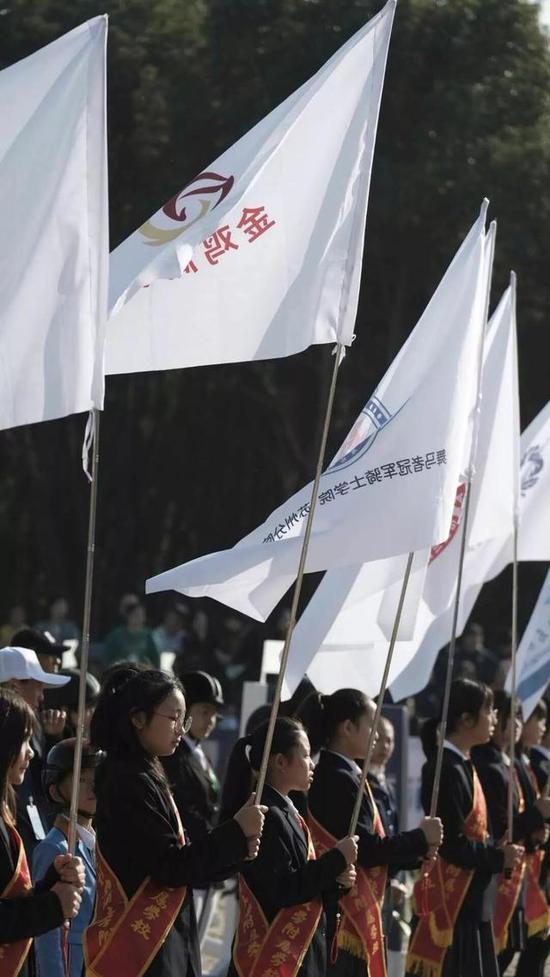 江苏省苏州市金鸡湖学校在苏州首届中小学生马
