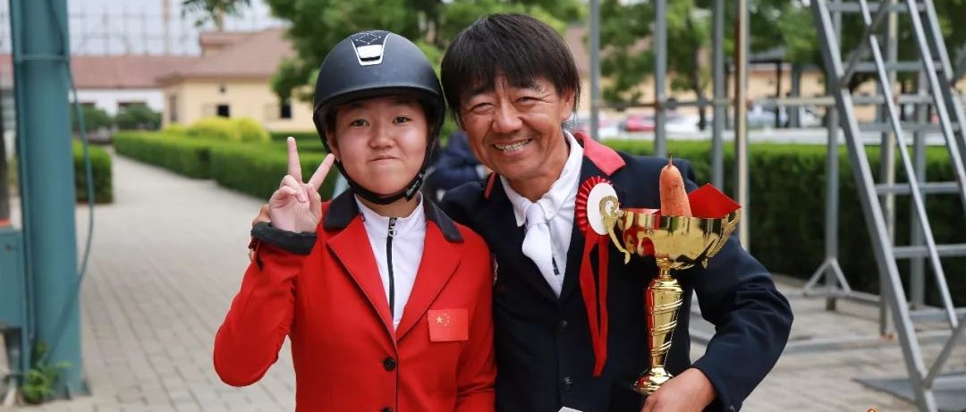 教练张可和女儿父亲节在马术比赛现场