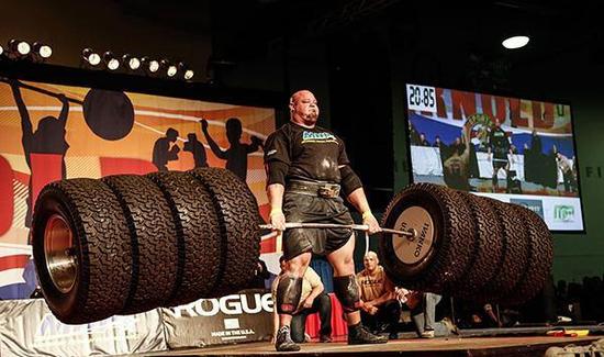 世界最强男人高2米重400斤
