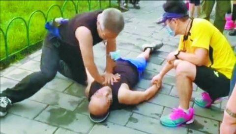 一男子天坛公园晨跑突然倒地 俩跑友心肺复苏救
