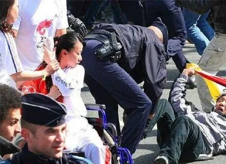 法国巴黎抢夺奥运圣火的极端分子被警察制服