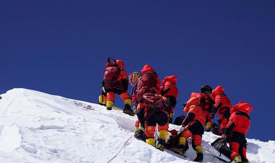 图说：2020珠峰高程测量登山队成功登顶珠穆朗玛峰 新华社图