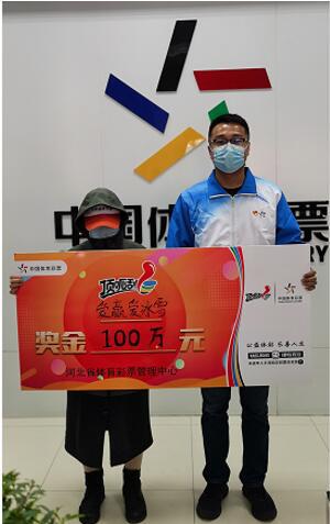 资深女彩民中体彩顶呱刮100万:领完奖就去请客-图