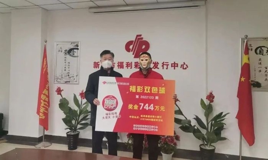 中奖得主领奖照