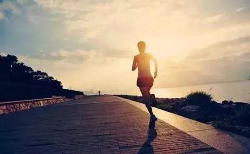 跑步的好处有很多，长期坚持跑步最简单的效果就是减脂塑形，把胖子变成瘦子。