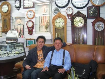 李在龙（右）在李氏钟表店中。