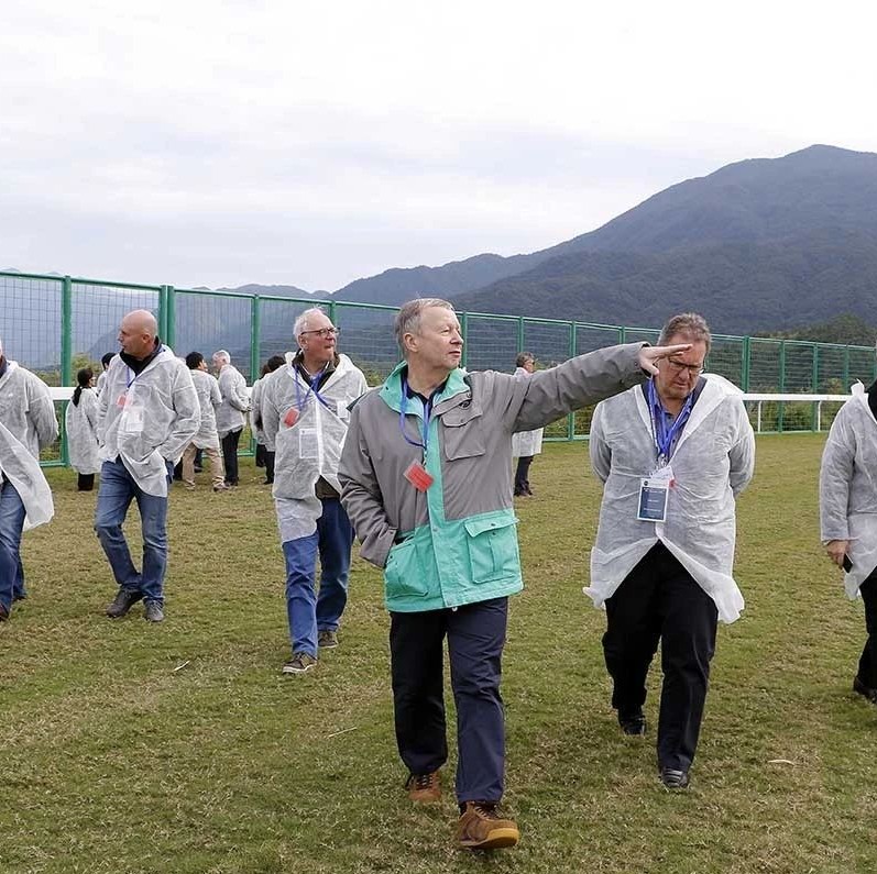 香港赛马会行政总裁与国际赛马业领袖于周一参观从化马场