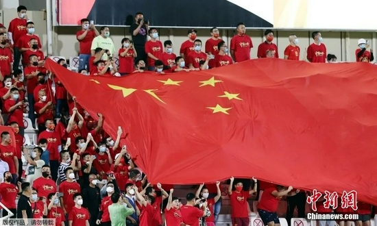　北京时间11月11日23：00，世预赛亚洲区12强赛B组第5轮，上半场，中国队球员武磊首开纪录，下半场，阿曼队将比分扳平。最终，国足被阿曼1-1逼平。图为中国球迷到场为国足助威。