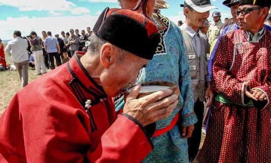 在内蒙古锡林郭勒盟每年的夏天都要举办"马奶节",节