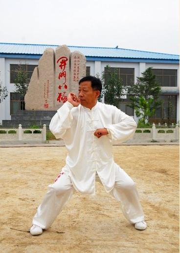 朴实,动作迅猛的独特风格流传至今,早年因地域不同而被称作"巴子拳"