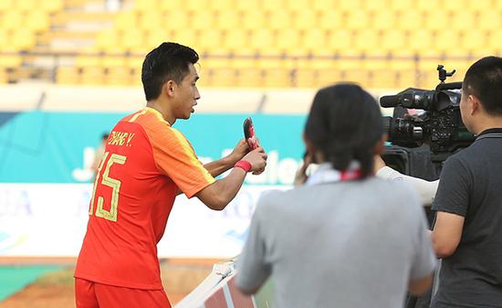 张源赛后对着摄像机掏出护腿板.视觉中国 图