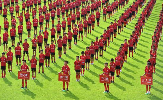 图为6月29日,恒大足校学生在操场上列队。新华社记者 刘大伟 摄