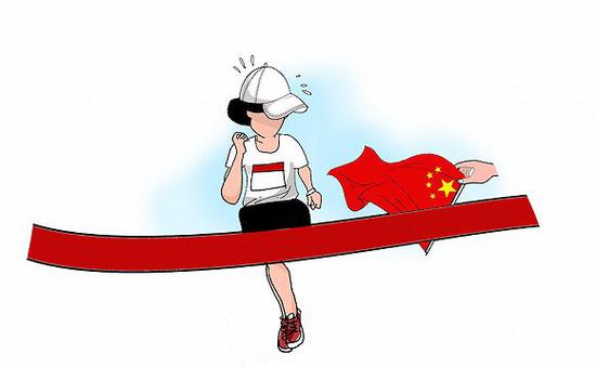 苏州马拉松上,中国运动员何引丽在冲刺阶段被送上国旗.
