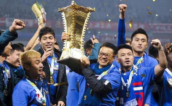 吴金贵带领申花拿下足协杯冠军。