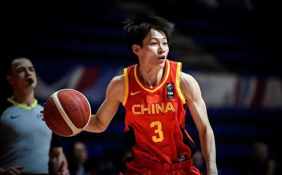 震撼！中国球员刷爆朋友圈！这六块腹肌。。