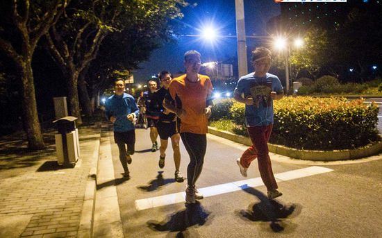 上海夜跑如何拉直场地,安全和氛围这三个问号?