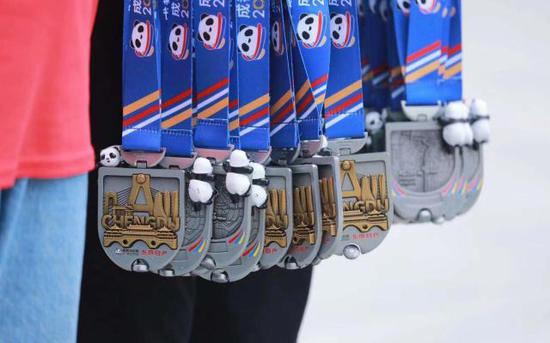 成马的奖牌极具成都特色。