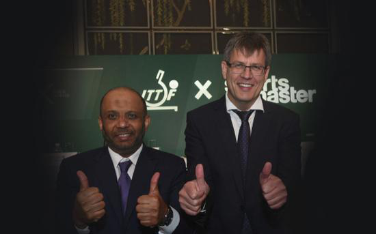 　国际乒联主席托马斯·维克特（右）与第一副主席阿尔·默罕纳迪