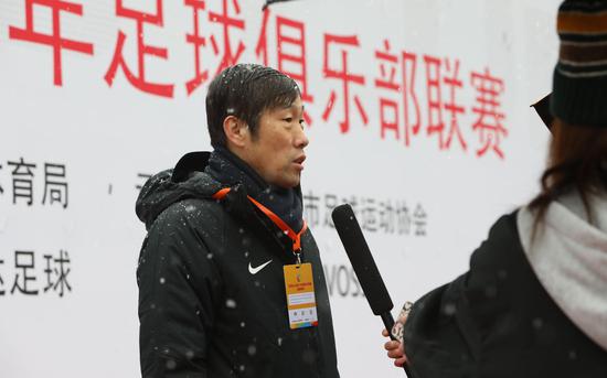高洪波出席京少联赛开球仪式。北京市足协供图