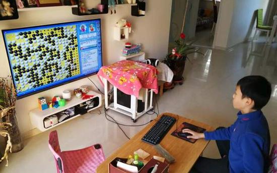 疫情期间小棋手参加聂道和新浪合办的网络公益围棋赛
