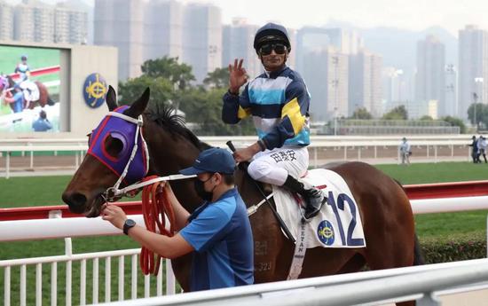 田泰安打破冠军荒连中三元当选香港沙田赛马场2月23日骑师王