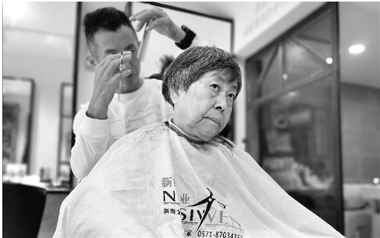 10个半小时刷200圈 杭州理发师穿拖鞋跑步111公里