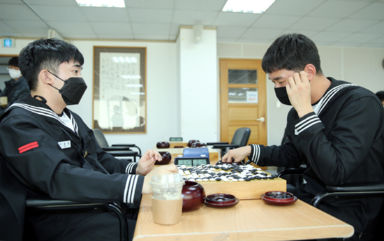 Z队预选赛场出现了罕见的军装对决，海军入伍的李承俊（左）击败即将于3月退伍的安正己。