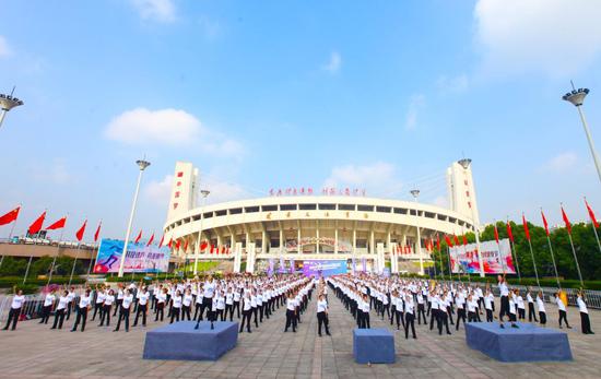 奥运冠军叶诗文宣读全民健身倡议书，号召大家争做排头兵