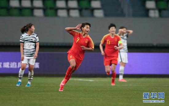 4月13日，中国队球员王霜（中）在比赛中庆祝进球。新华社记者 丁旭 摄