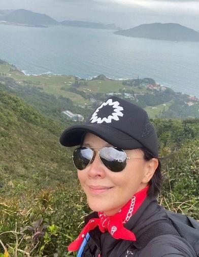 54岁刘嘉玲素颜和好友登山 毫无保护措施让人担