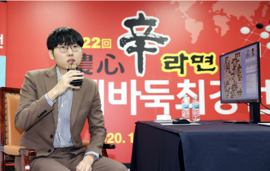 申真谞九段接受采访