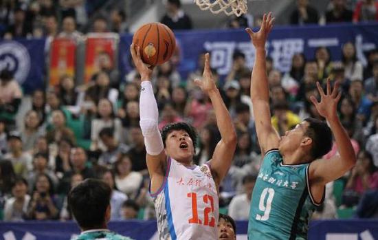 不知道是否有球迷还记得徐杰曾将宋奕霆帽翻在地,朝天怒吼的场景?