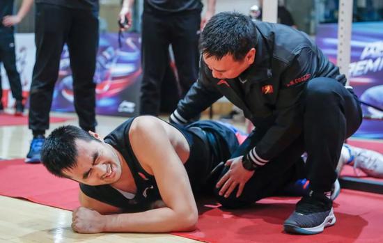 CBA出现突发情况！张兆旭的痛他又品尝了一遍