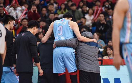 4年前差不多的周琦和约基奇 如今相差多少?