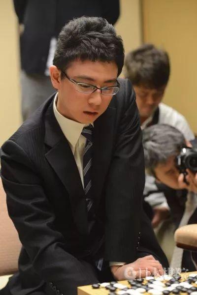 日本棋圣战井山裕太先下一城 一力辽稍欠火候 日本棋圣战井山裕太先下一城 一力辽稍欠火候