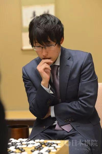 日本棋圣战井山裕太先下一城 一力辽稍欠火候 日本棋圣战井山裕太先下一城 一力辽稍欠火候